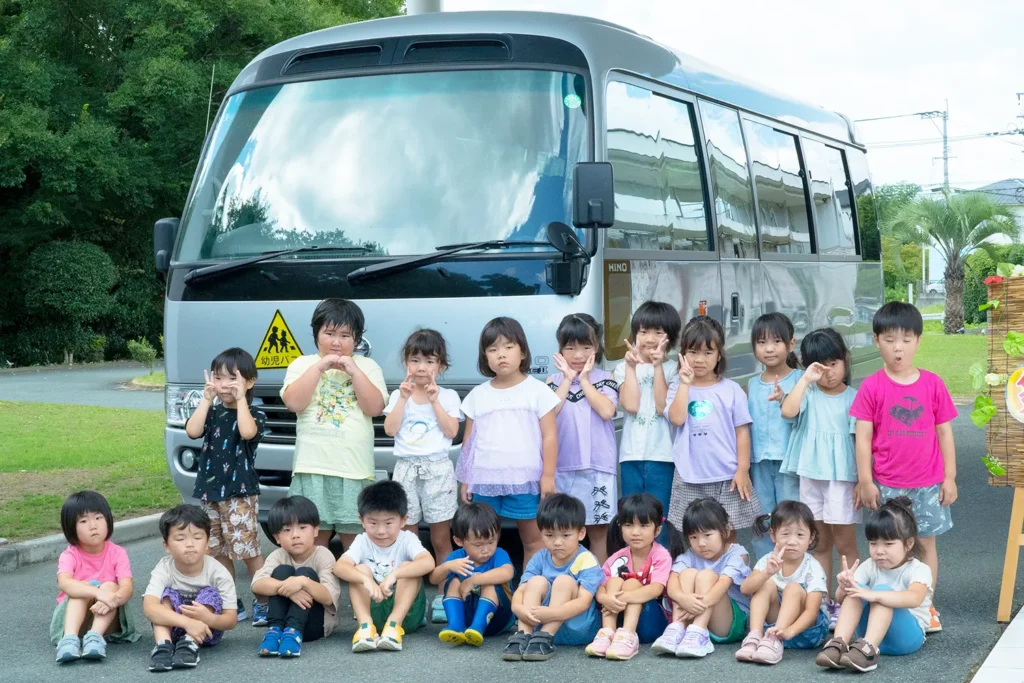 園所有のマイクロバスで積極的に園外保育に出かけます