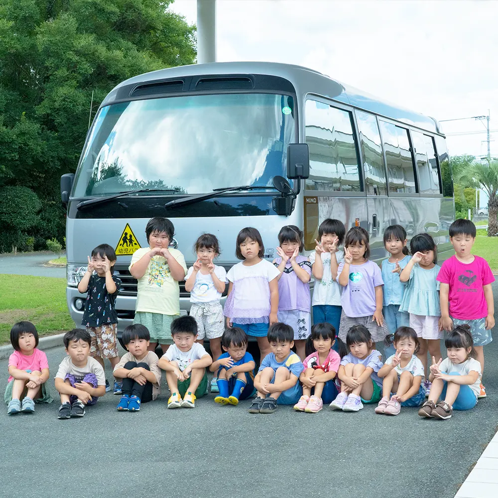 園所有のマイクロバスで積極的に園外保育に出かけます