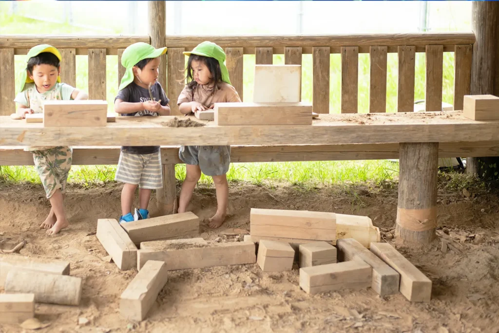 特別プログラム泥んこ遊びで育つ、五感と創造力