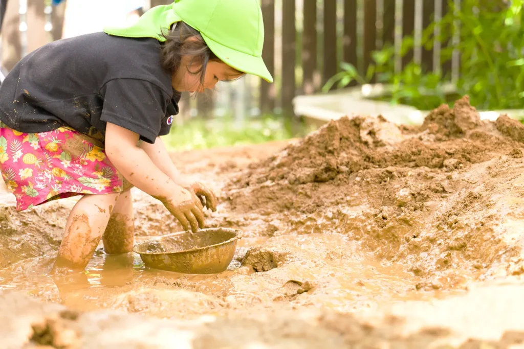泥んこ遊びで育つ、五感と創造力